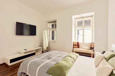Ein Bett oder Betten in einem Zimmer der Unterkunft Pristine 2BD Apartment in Central Vienna Walking Distance to 1 District