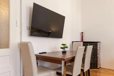 Grundriss der Unterkunft Spacious 2 private rooms in shared Apt, with WIFi & TV