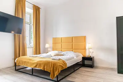 Ein Bett oder Betten in einem Zimmer der Unterkunft Cozy 1BR Apartment with Garden near U6 Schöpfwerk Stop