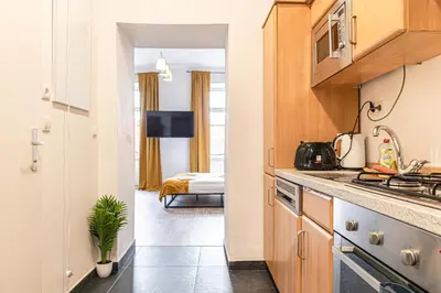 Küche/Küchenzeile in der Unterkunft Cozy 1BR Apartment with Garden near U6 Schöpfwerk Stop