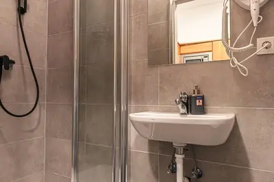 Ein Badezimmer in der Unterkunft Cozy 1BR Apartment near U6 Schöpfwerk