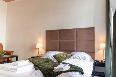 Ein Bett oder Betten in einem Zimmer der Unterkunft Comfy 2BR Apt Near U6 Station -Long Term Stay