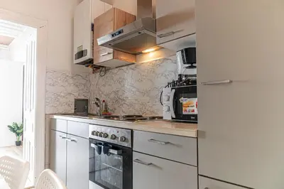Küche/Küchenzeile in der Unterkunft Comfy 2BR Apt Near U6 Station -Long Term Stay