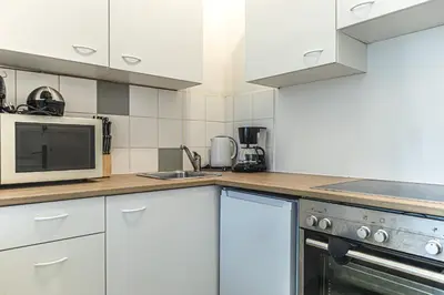 Küche/Küchenzeile in der Unterkunft Pleasant 2BR Apartment Near U6 Station am Schöpfwerk