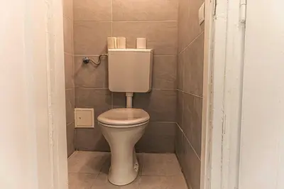 Ein Badezimmer in der Unterkunft Beautiful 2BR Apt, Near U6 Station am Schöpfwerk