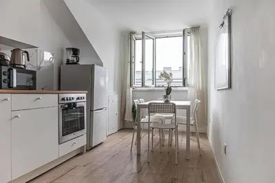 Küche/Küchenzeile in der Unterkunft Beautiful 2BR Apt, Near U6 Station am Schöpfwerk