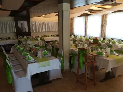 Ein Restaurant oder anderes Speiselokal in der Unterkunft Gasthof zur Grenze