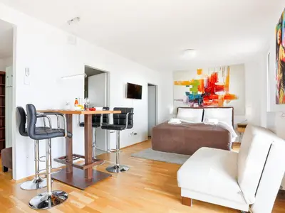 TV/Unterhaltungsangebot in der Unterkunft Penthouse Studio with Terrace, Pool, Sauna and City View at HBF Main Station