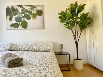 Ein Bett oder Betten in einem Zimmer der Unterkunft Stylish Central Apartment with Free Parking