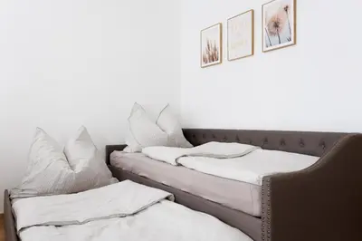 Ein Bett oder Betten in einem Zimmer der Unterkunft Central Renovated Apartment with Free Parking & AC