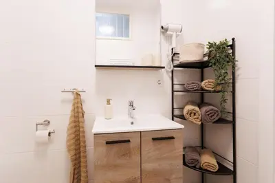 Ein Badezimmer in der Unterkunft Central Renovated Apartment with Free Parking & AC