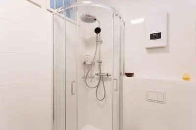 Ein Badezimmer in der Unterkunft Central Renovated Apartment with Free Parking & AC