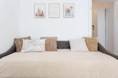 Ein Bett oder Betten in einem Zimmer der Unterkunft Central Renovated Apartment with Free Parking & AC