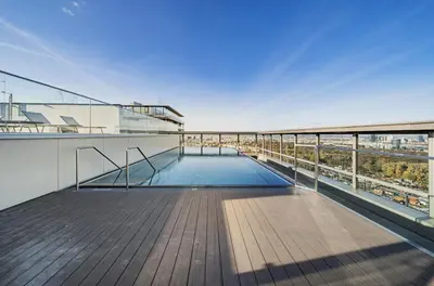 Der Swimmingpool an oder in der Nähe von Skyline Apartment with SkyPool and Free Parking