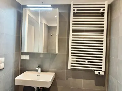 Ein Badezimmer in der Unterkunft Brand New Danube Apartment with Balcony and Free Parking