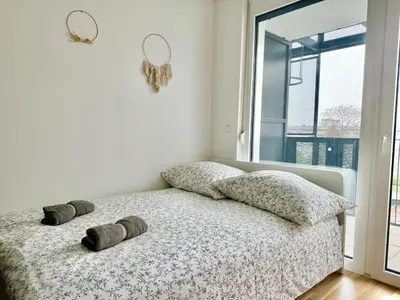Ein Bett oder Betten in einem Zimmer der Unterkunft Brand New Danube Apartment with Balcony and Free Parking