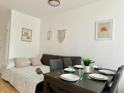 Ein Sitzbereich in der Unterkunft Brand New Danube Apartment with Balcony and Free Parking
