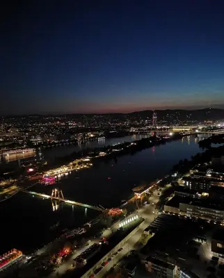 Blick auf Wellness Oasis at Danube riverbank in Vienna near VIC aus der Vogelperspektive
