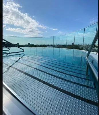 Der Swimmingpool an oder in der Nähe von Wellness Oasis at Danube riverbank in Vienna near VIC