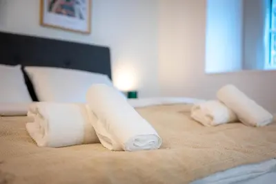 Ein Bett oder Betten in einem Zimmer der Unterkunft a work of art