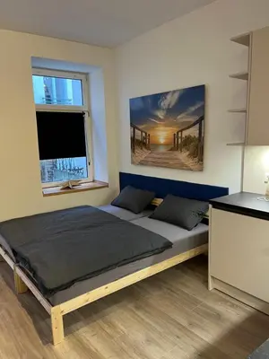 Ein Bett oder Betten in einem Zimmer der Unterkunft 2 Minunten neben kaiserlichem Park, Zentrumnähe