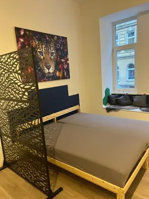Ein Bett oder Betten in einem Zimmer der Unterkunft 2 Minunten neben kaiserlichem Park, Zentrumnähe