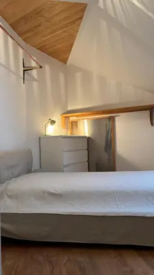 Ein Bett oder Betten in einem Zimmer der Unterkunft QuietCityViews