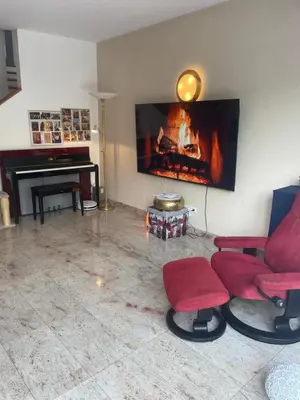 Ein Sitzbereich in der Unterkunft City-Oasis with 3 bedrooms, garden, jacuzzi, gym, fireplace, close to U1, city center & airport