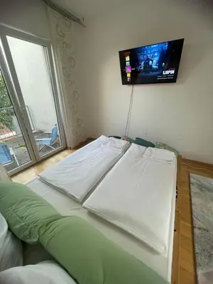 Ein Bett oder Betten in einem Zimmer der Unterkunft City-Oasis with 3 bedrooms, garden, jacuzzi, gym, fireplace, close to U1, city center & airport