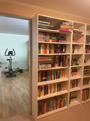Die Bibliothek in der Villa