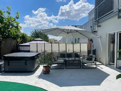 Ein Patio oder anderer Außenbereich in der Unterkunft City-Oasis with 3 bedrooms, garden, jacuzzi, gym, fireplace, close to U1, city center & airport