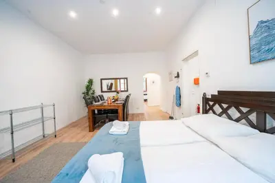 Ein Bett oder Betten in einem Zimmer der Unterkunft 3 king-size beds, 15 min from Vienna Hauptbahnhof, ground floor