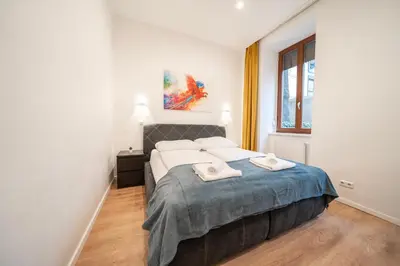 Ein Bett oder Betten in einem Zimmer der Unterkunft 3 king-size beds, 15 min from Vienna Hauptbahnhof, ground floor