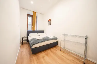 Ein Bett oder Betten in einem Zimmer der Unterkunft 3 king-size beds, 15 min from Vienna Hauptbahnhof, ground floor