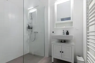 Ein Badezimmer in der Unterkunft Bauhaus-Loft - Garten mit Terrasse - 20min zu Wien Mitte - Smart TV
