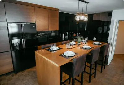 Küche/Küchenzeile in der Unterkunft Stylish 2BR Flat