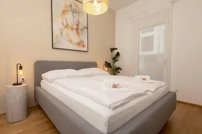 Ein Bett oder Betten in einem Zimmer der Unterkunft Stylish apartment with garden