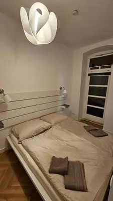 Ein Bett oder Betten in einem Zimmer der Unterkunft Chic courtyard City Apartment in Prime Location