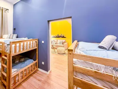 Ein Bett oder Betten in einem Zimmer der Unterkunft Family Apartment with elevated King-Size Loft Bed l Walk to City Centre