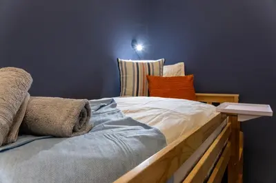 Ein Bett oder Betten in einem Zimmer der Unterkunft Family Apartment with elevated King-Size Loft Bed l Walk to City Centre
