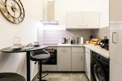 Küche/Küchenzeile in der Unterkunft Family Apartment with elevated King-Size Loft Bed l Walk to City Centre