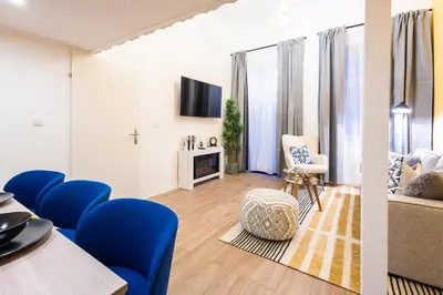 TV/Unterhaltungsangebot in der Unterkunft Family Apartment with elevated King-Size Loft Bed l Walk to City Centre