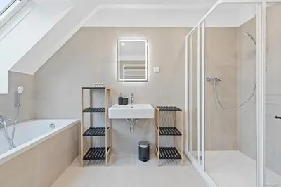 Ein Badezimmer in der Unterkunft Nüll Residences 38 - Modern Attic Flat with AC