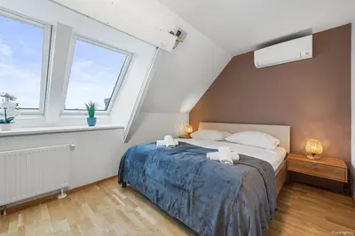 Ein Bett oder Betten in einem Zimmer der Unterkunft Nüll Residences 37 - Bright Attic Apartment with AC