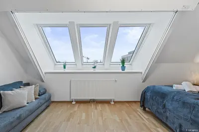 Ein Bett oder Betten in einem Zimmer der Unterkunft Nüll Residences 37 - Bright Attic Apartment with AC