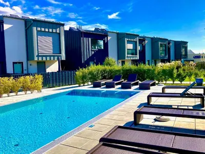 Der Swimmingpool an oder in der Nähe von SPA & SOUL Residence Neusiedl am See