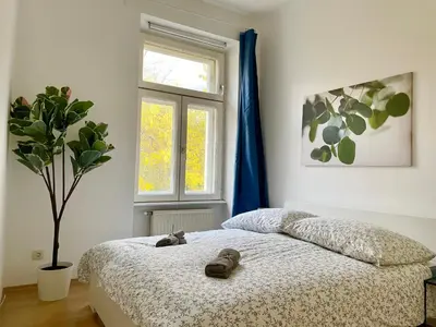 Ein Bett oder Betten in einem Zimmer der Unterkunft 110m2 Central Apartment with Balcony & Free Parking