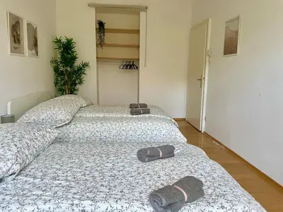 Ein Bett oder Betten in einem Zimmer der Unterkunft 110m2 Central Apartment with Balcony & Free Parking