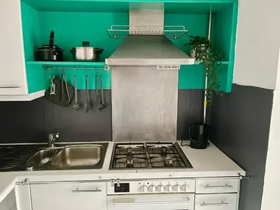Küche/Küchenzeile in der Unterkunft 110m2 Central Apartment with Balcony & Free Parking