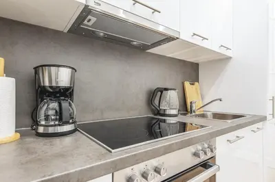 Küche/Küchenzeile in der Unterkunft Modern Apartment - 11 minutes to city center